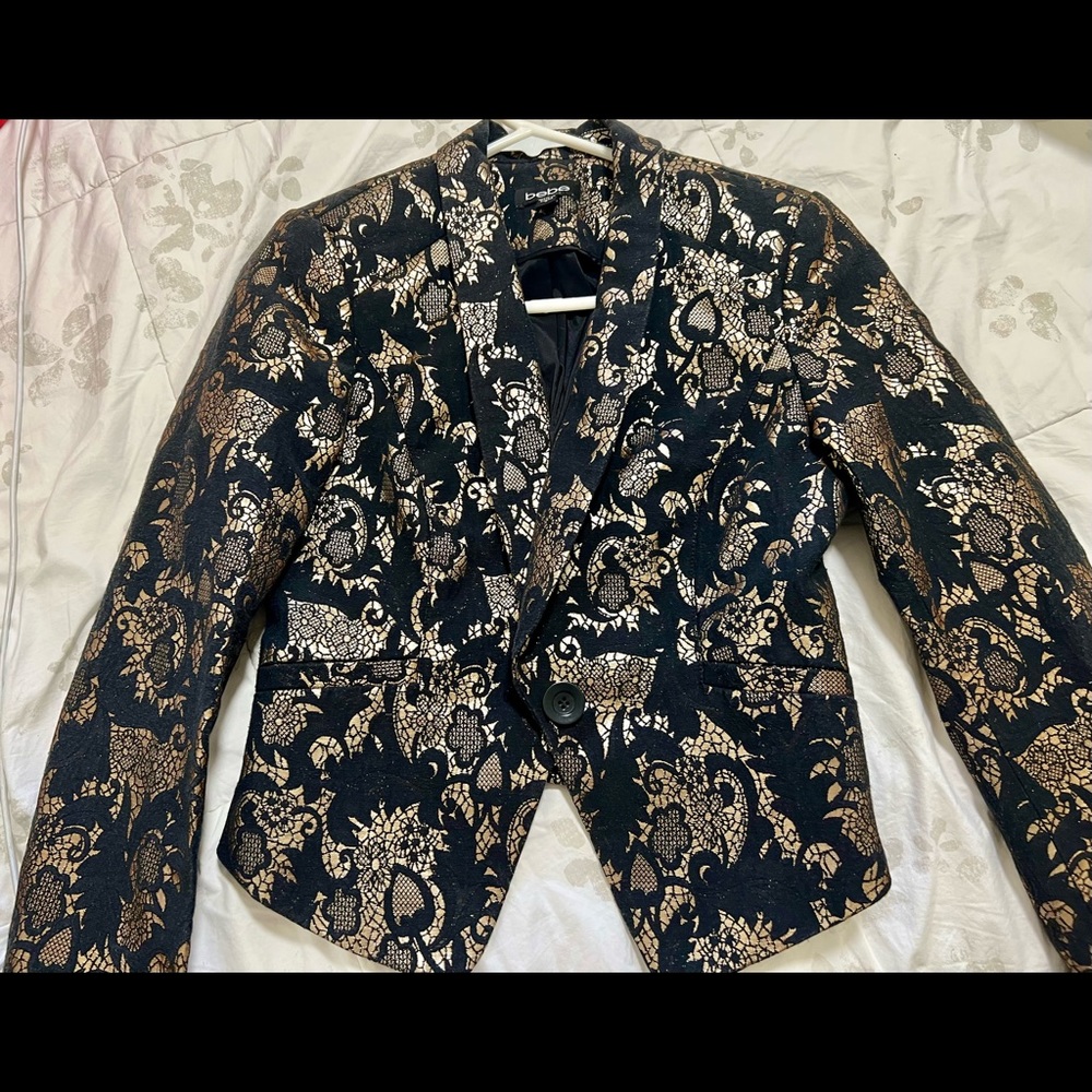 Bebe vest size 2 pre-owned without tag, excellent condition Black/ gold blazer